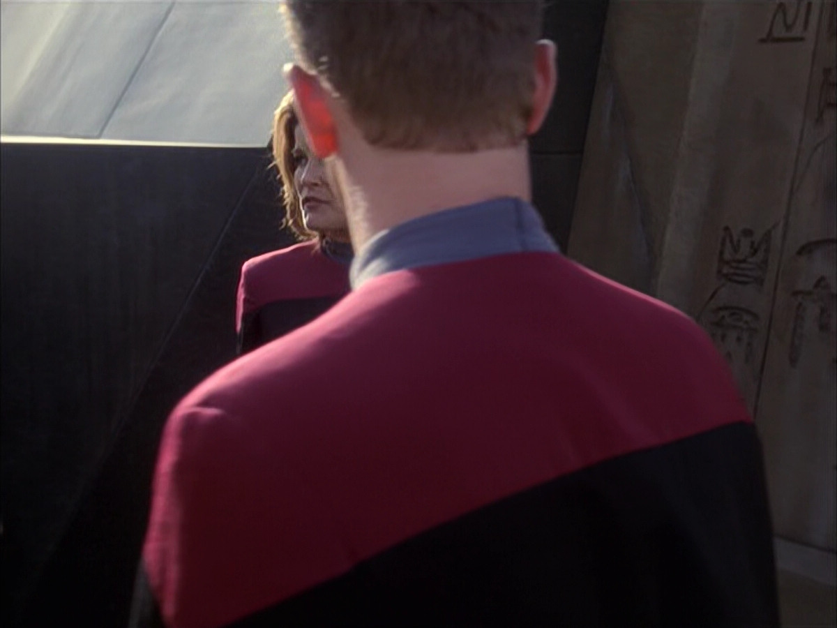 extant_StarTrek_VOY_6x14-Memorial_03581.jpg