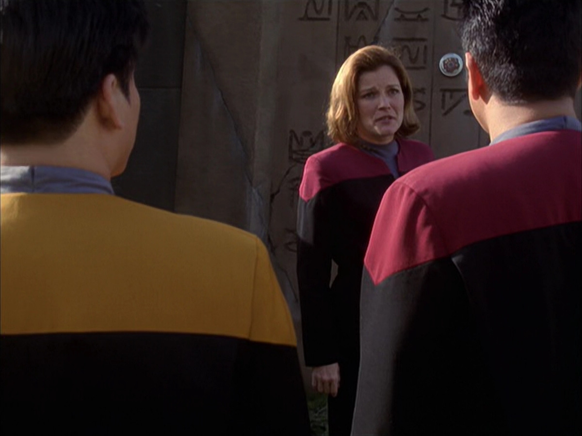 extant_StarTrek_VOY_6x14-Memorial_03590.jpg