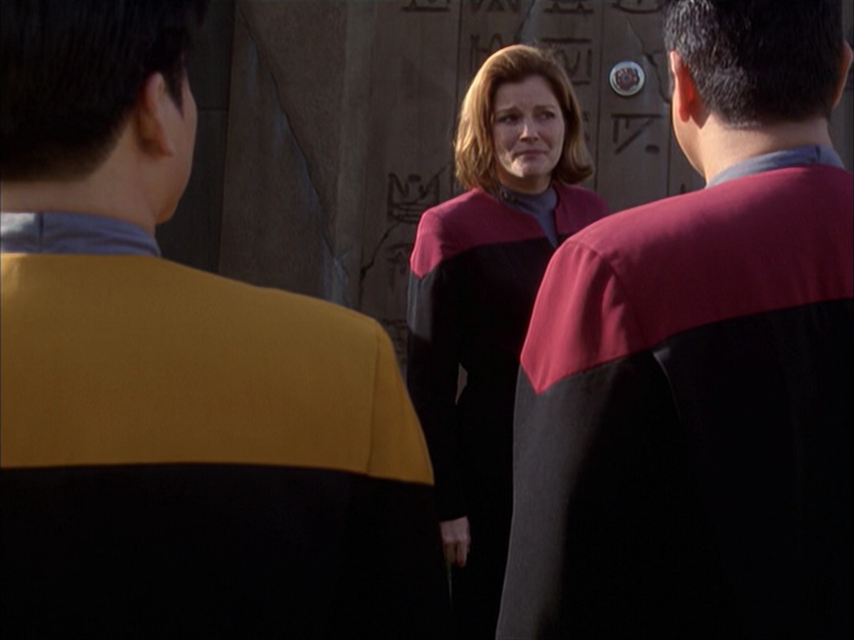 extant_StarTrek_VOY_6x14-Memorial_03594.jpg