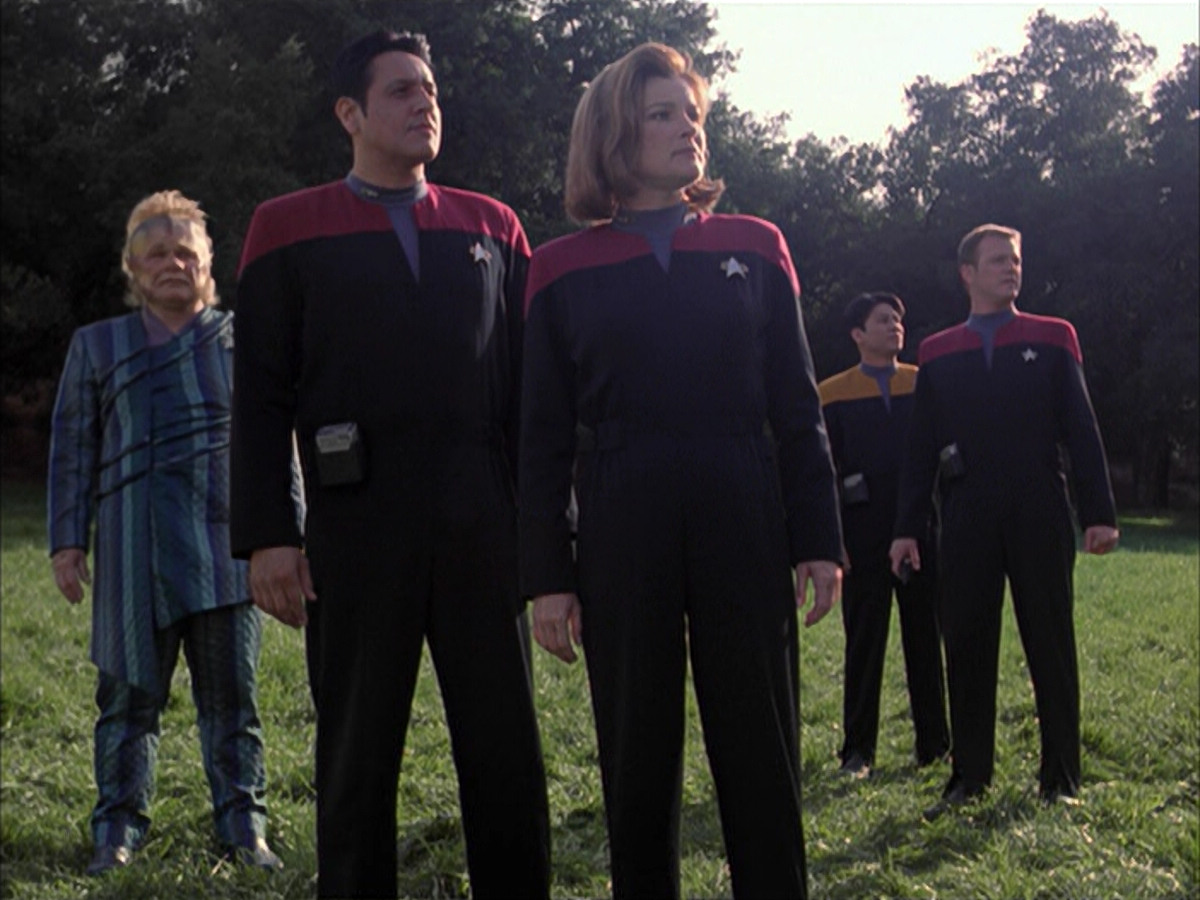 extant_StarTrek_VOY_6x14-Memorial_03610.jpg