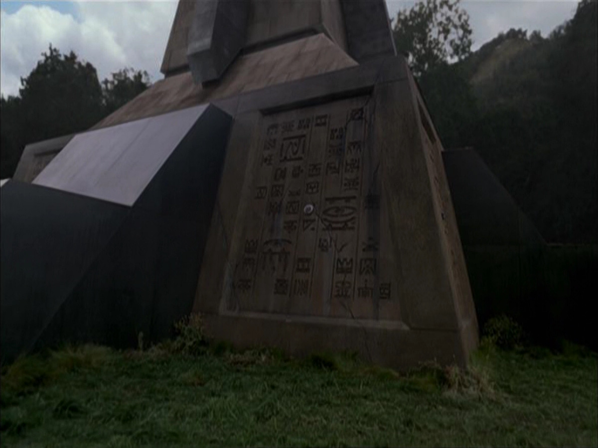extant_StarTrek_VOY_6x14-Memorial_03617.jpg