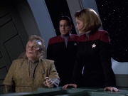 extant_StarTrek_VOY_6x14-Memorial_01453.jpg