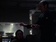 extant_StarTrek_VOY_6x14-Memorial_02532.jpg