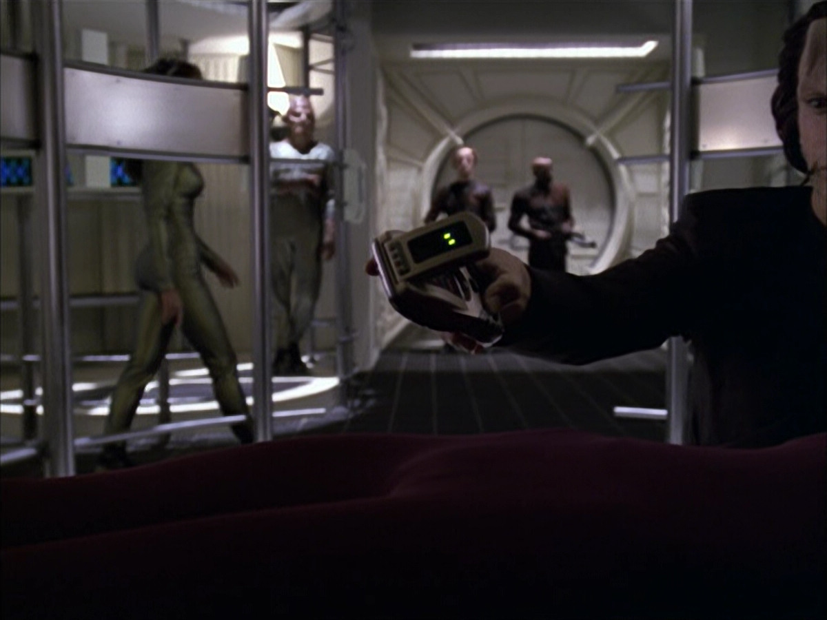 extant_StarTrek_VOY_6x15-Tsunkatse_00930.jpg