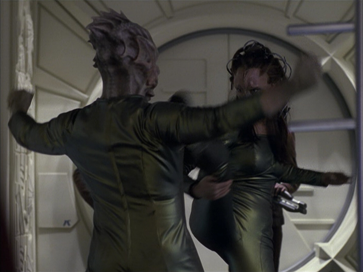 extant_StarTrek_VOY_6x15-Tsunkatse_00958.jpg