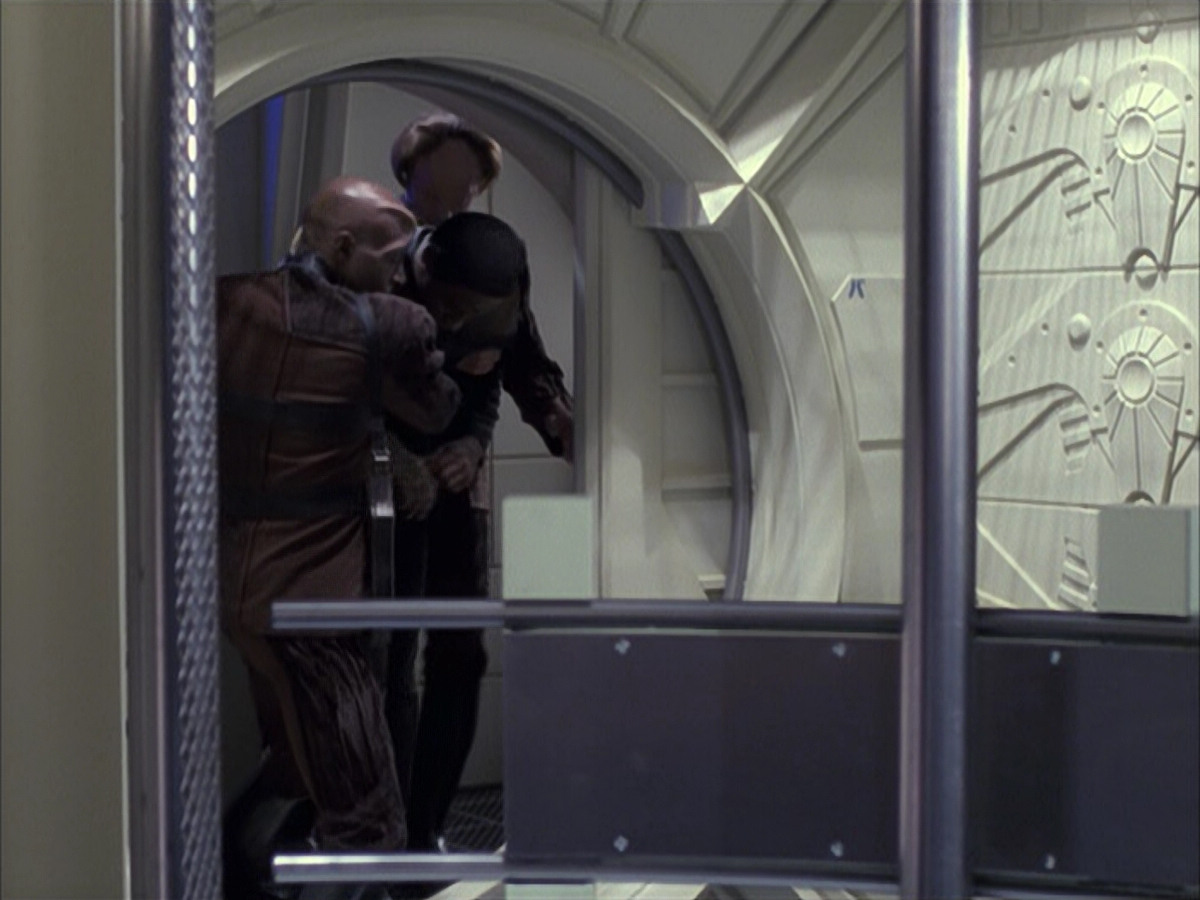extant_StarTrek_VOY_6x15-Tsunkatse_01035.jpg