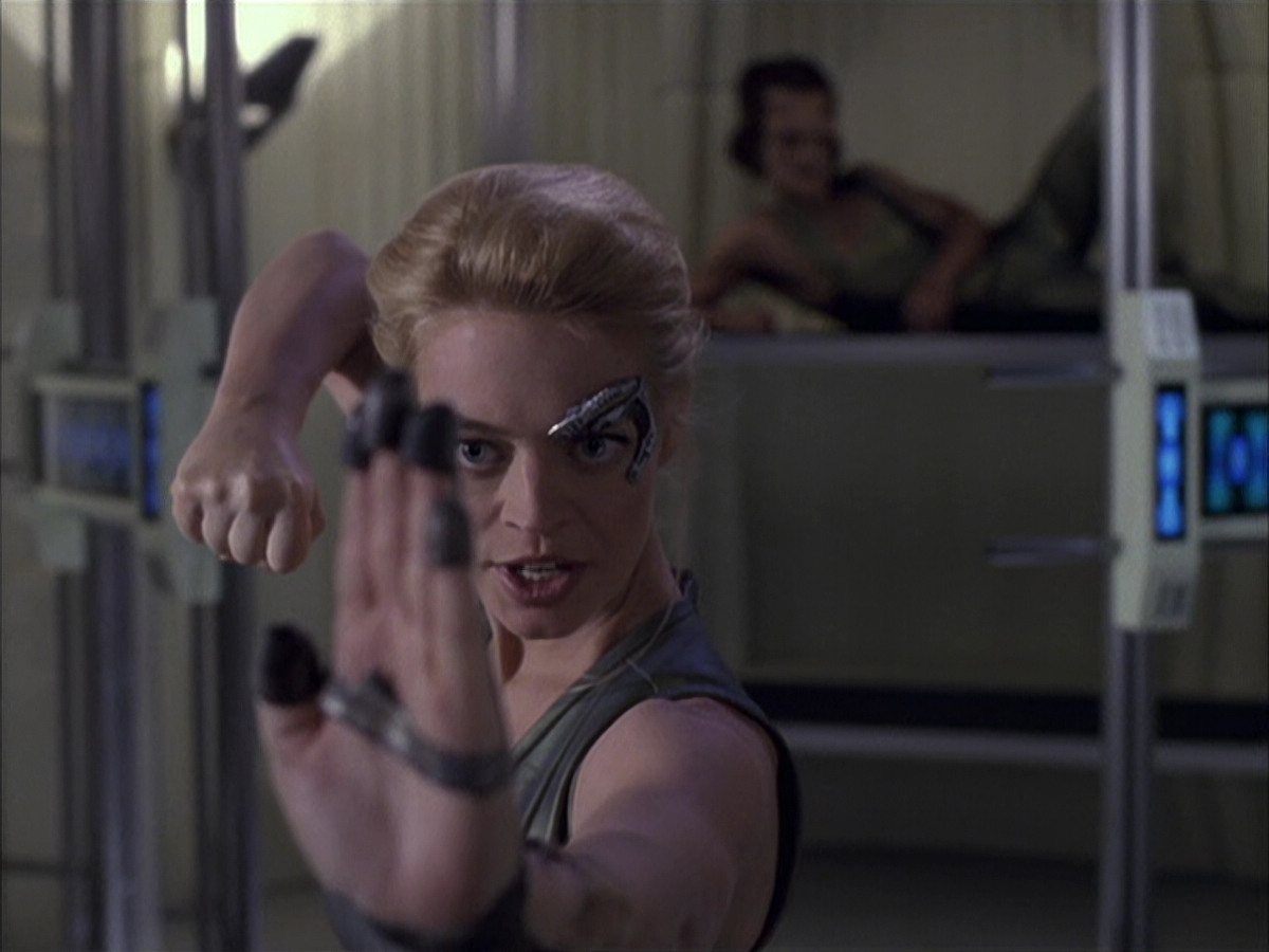 extant_StarTrek_VOY_6x15-Tsunkatse_02143.jpg