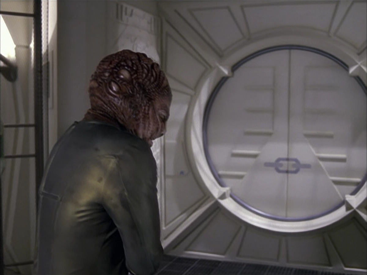extant_StarTrek_VOY_6x15-Tsunkatse_02237.jpg
