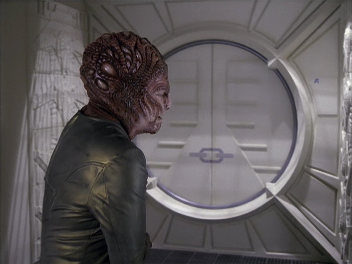 extant_StarTrek_VOY_6x15-Tsunkatse_02239.jpg