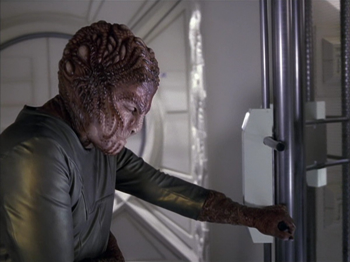 extant_StarTrek_VOY_6x15-Tsunkatse_02248.jpg