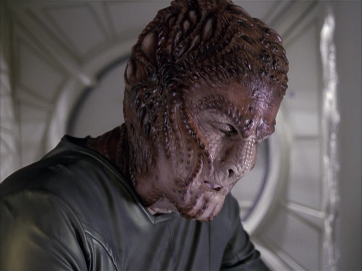 extant_StarTrek_VOY_6x15-Tsunkatse_02284.jpg