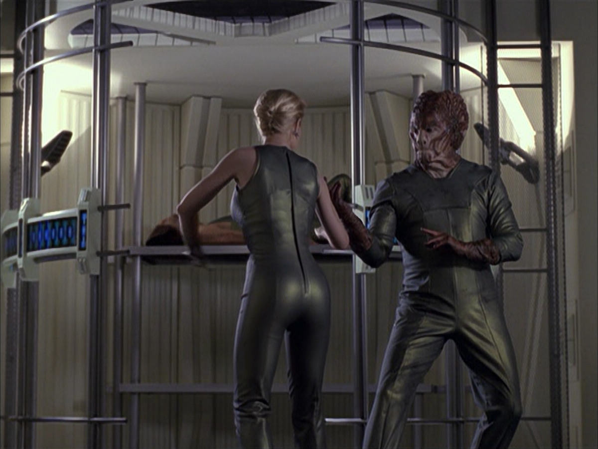 extant_StarTrek_VOY_6x15-Tsunkatse_02343.jpg