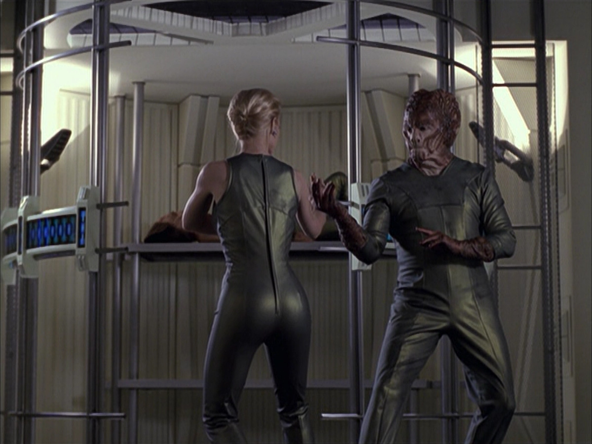 extant_StarTrek_VOY_6x15-Tsunkatse_02344.jpg