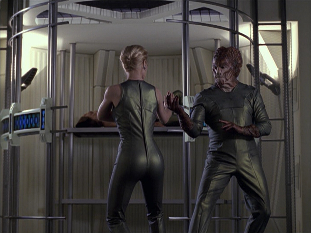 extant_StarTrek_VOY_6x15-Tsunkatse_02345.jpg