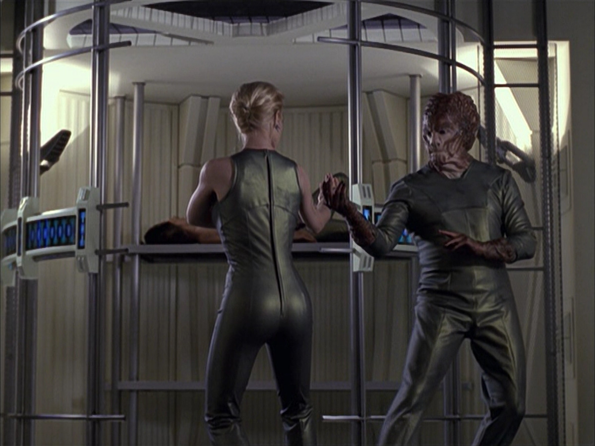 extant_StarTrek_VOY_6x15-Tsunkatse_02346.jpg