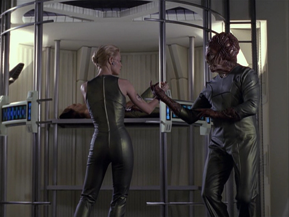 extant_StarTrek_VOY_6x15-Tsunkatse_02349.jpg