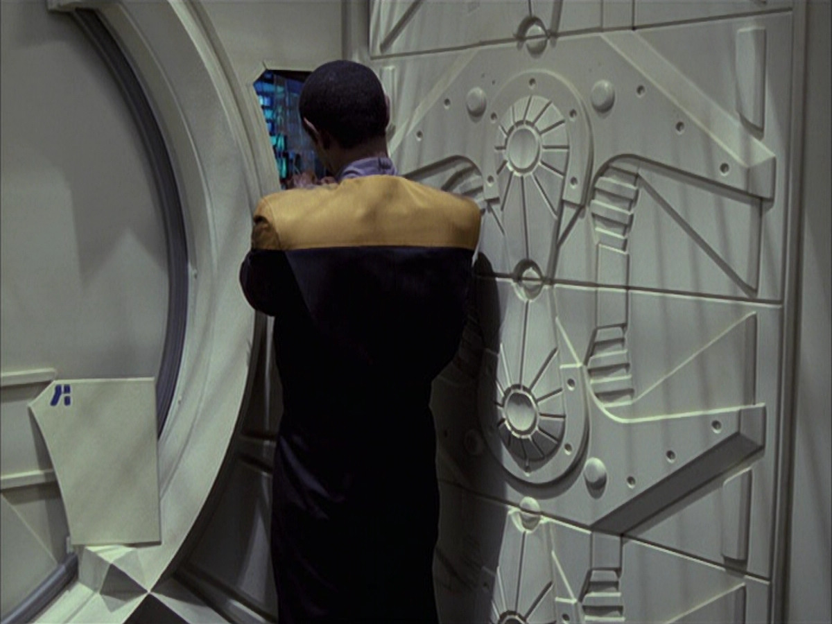 extant_StarTrek_VOY_6x15-Tsunkatse_02576.jpg