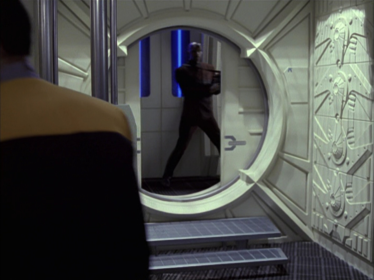 extant_StarTrek_VOY_6x15-Tsunkatse_02652.jpg