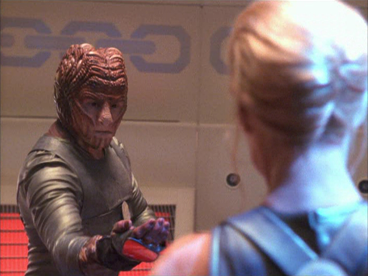 extant_StarTrek_VOY_6x15-Tsunkatse_02809.jpg