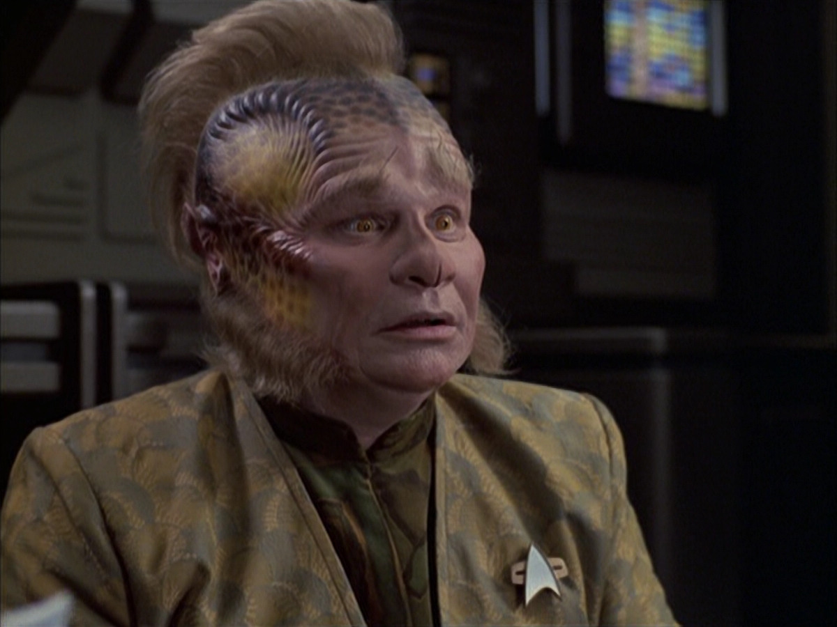 extant_StarTrek_VOY_6x16-Collective_00101.jpg