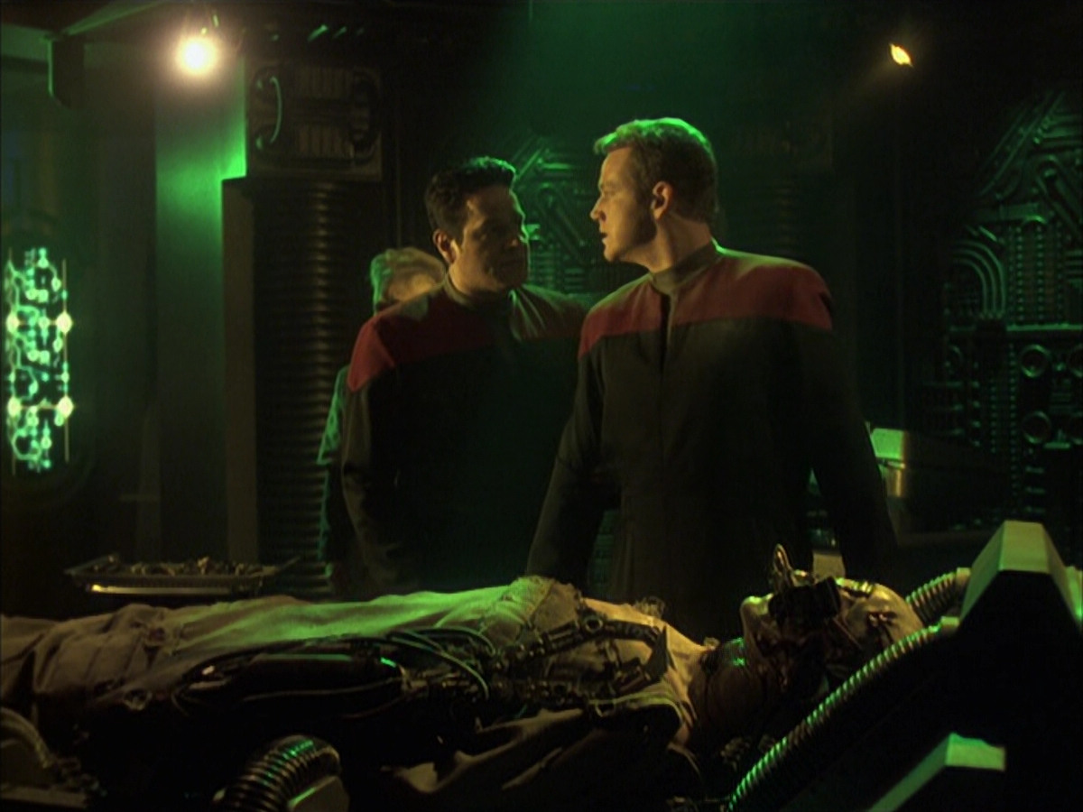 extant_StarTrek_VOY_6x16-Collective_00516.jpg