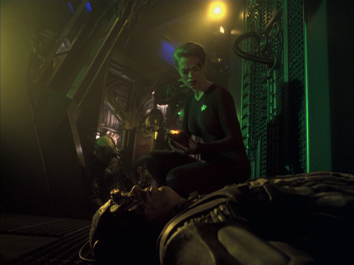 extant_StarTrek_VOY_6x16-Collective_00852.jpg