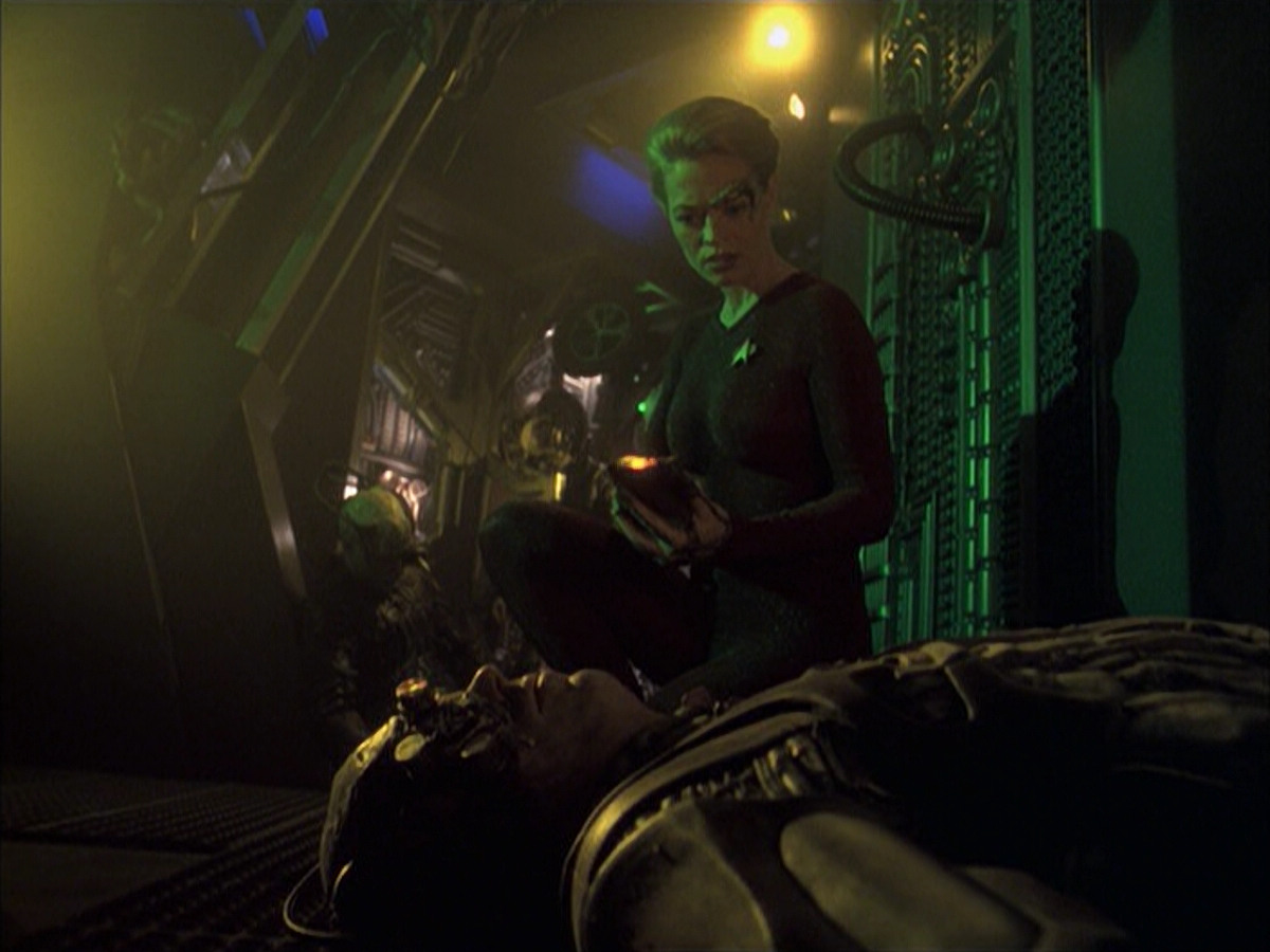 extant_StarTrek_VOY_6x16-Collective_00855.jpg