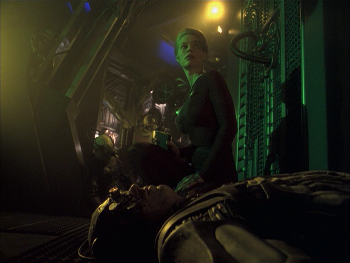 extant_StarTrek_VOY_6x16-Collective_00862.jpg