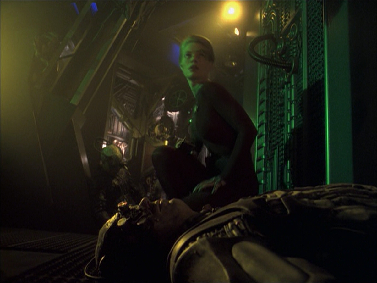 extant_StarTrek_VOY_6x16-Collective_00863.jpg