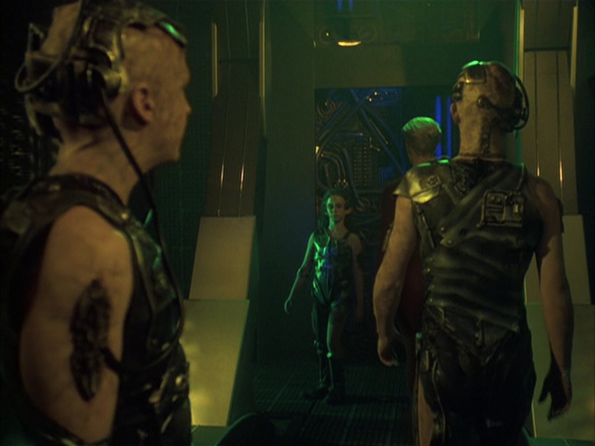 extant_StarTrek_VOY_6x16-Collective_01090.jpg