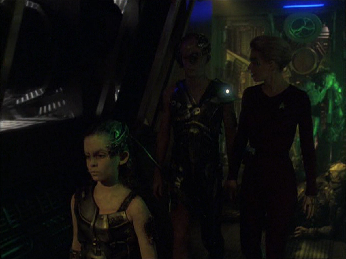 extant_StarTrek_VOY_6x16-Collective_01116.jpg