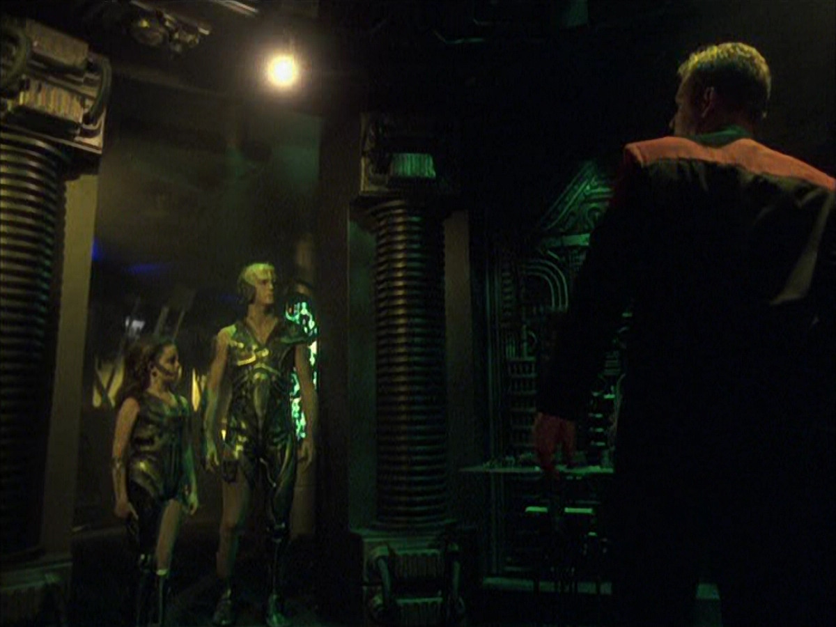 extant_StarTrek_VOY_6x16-Collective_01182.jpg