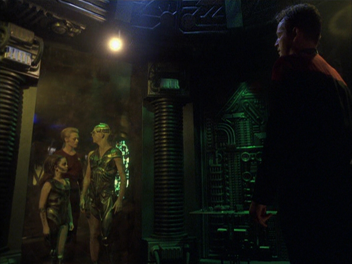 extant_StarTrek_VOY_6x16-Collective_01192.jpg