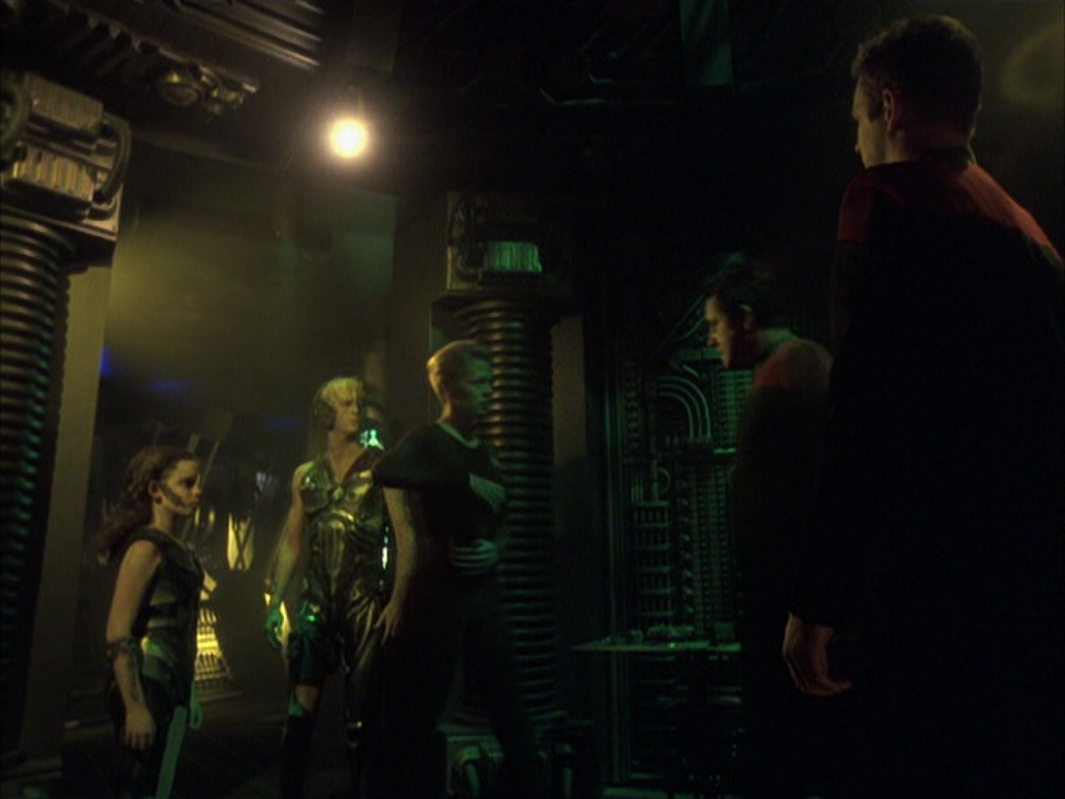 extant_StarTrek_VOY_6x16-Collective_01198.jpg