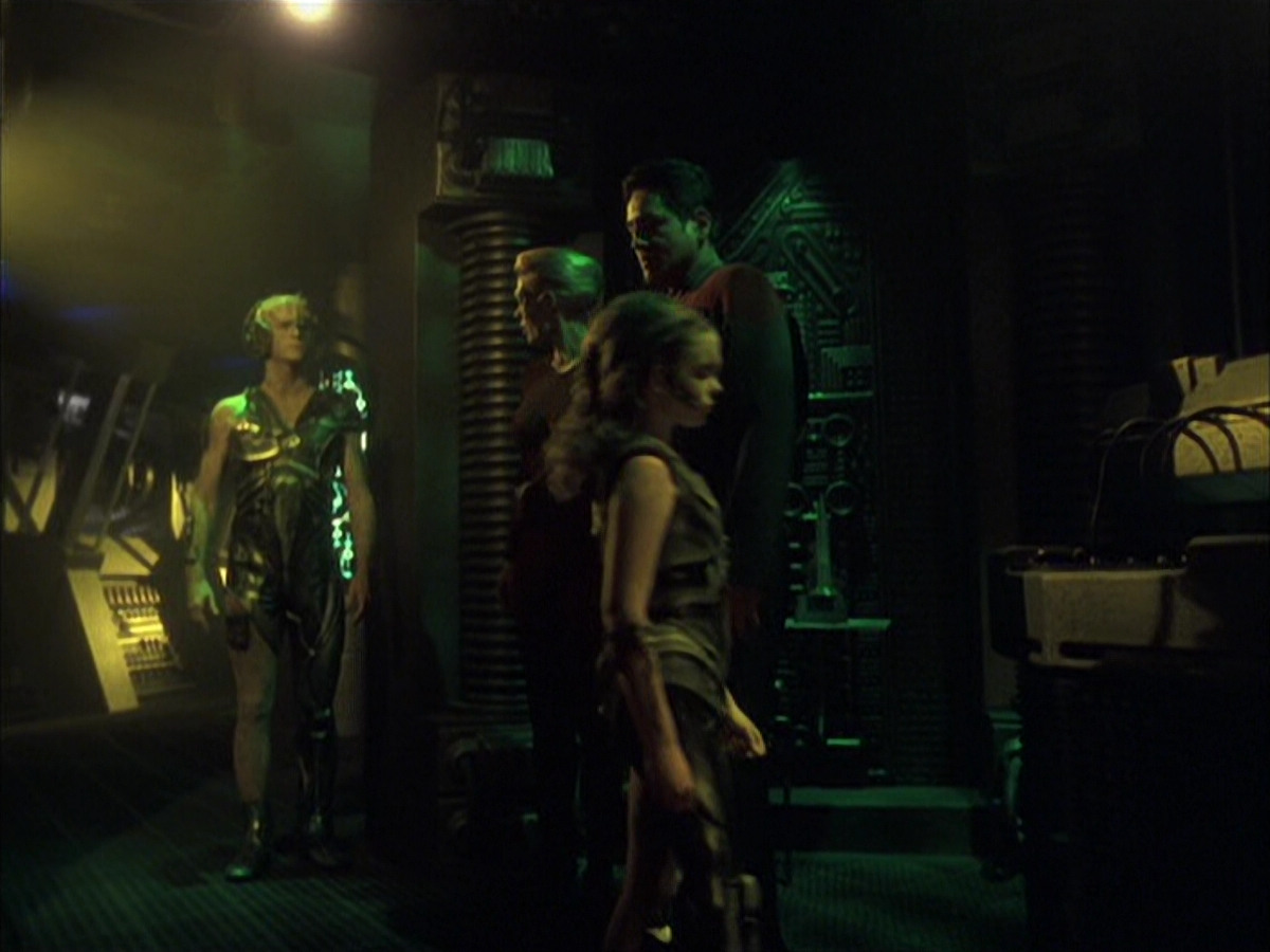extant_StarTrek_VOY_6x16-Collective_01240.jpg