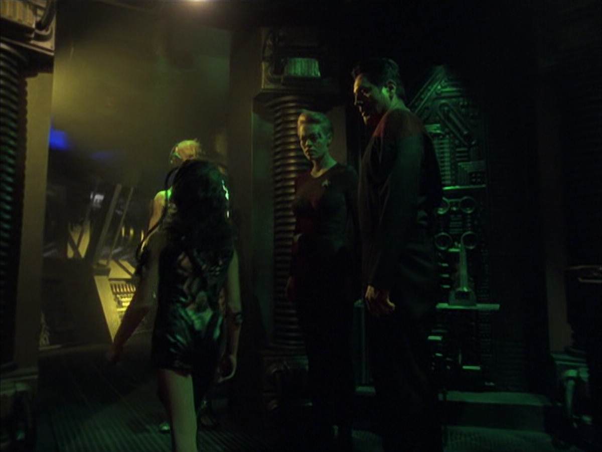 extant_StarTrek_VOY_6x16-Collective_01250.jpg