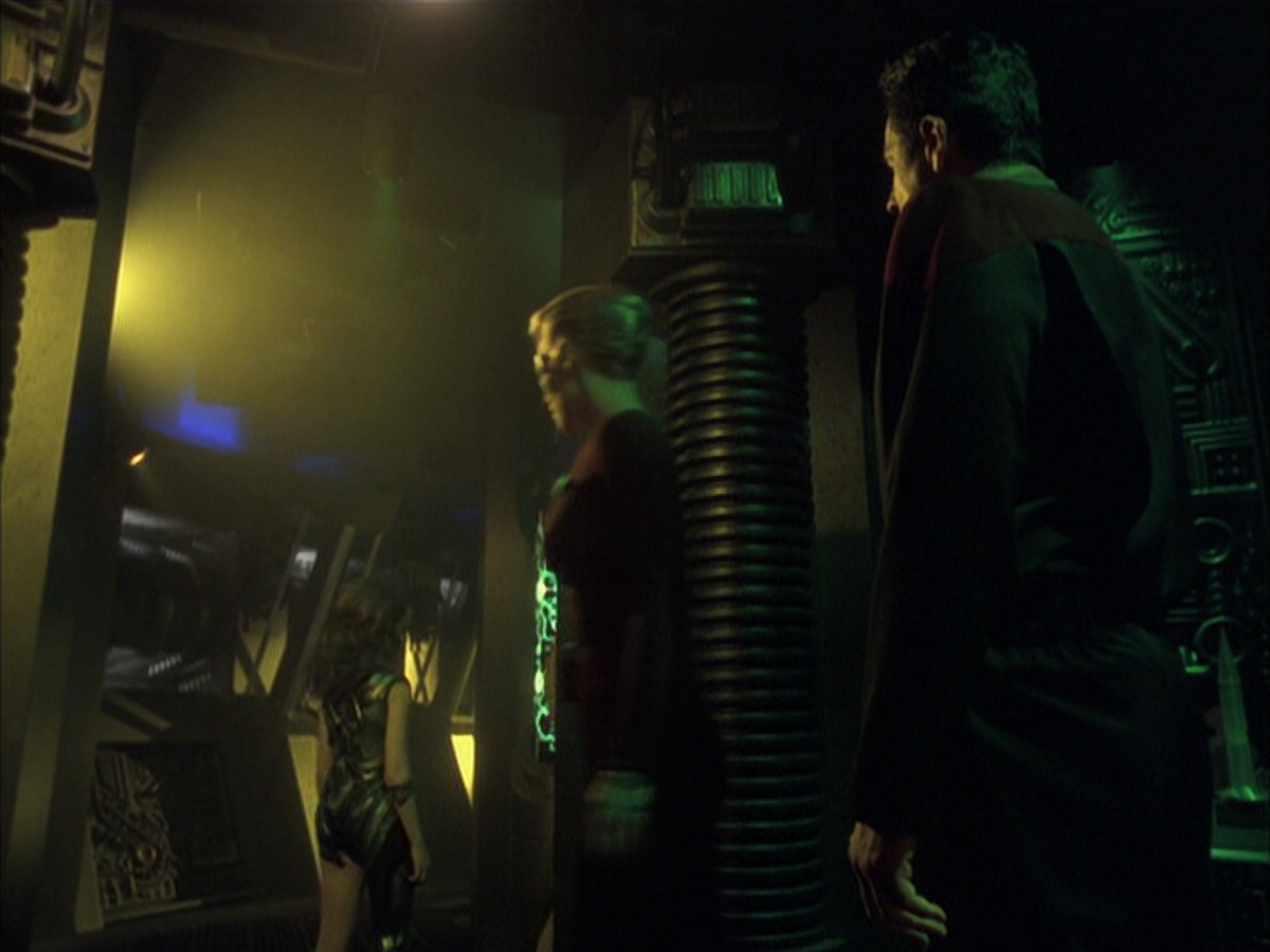 extant_StarTrek_VOY_6x16-Collective_01265.jpg