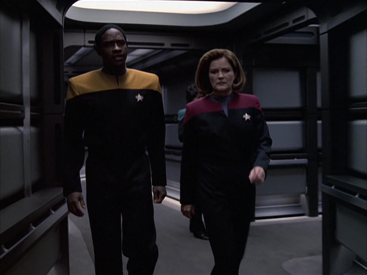 extant_StarTrek_VOY_6x16-Collective_01345.jpg