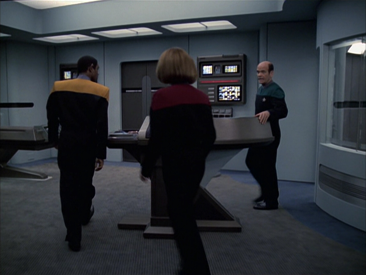 extant_StarTrek_VOY_6x16-Collective_01374.jpg