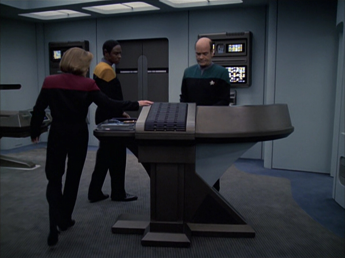 extant_StarTrek_VOY_6x16-Collective_01376.jpg