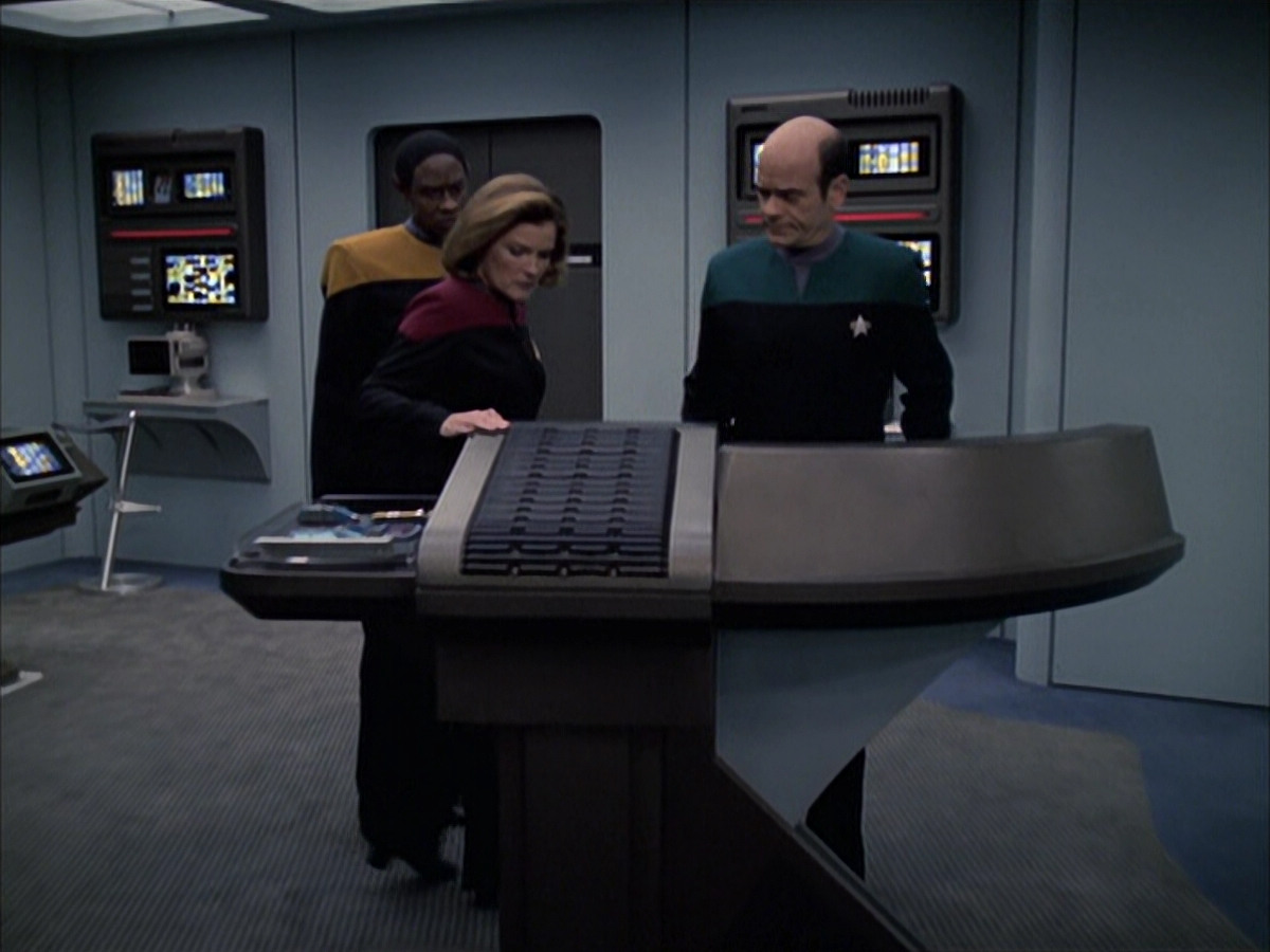 extant_StarTrek_VOY_6x16-Collective_01378.jpg