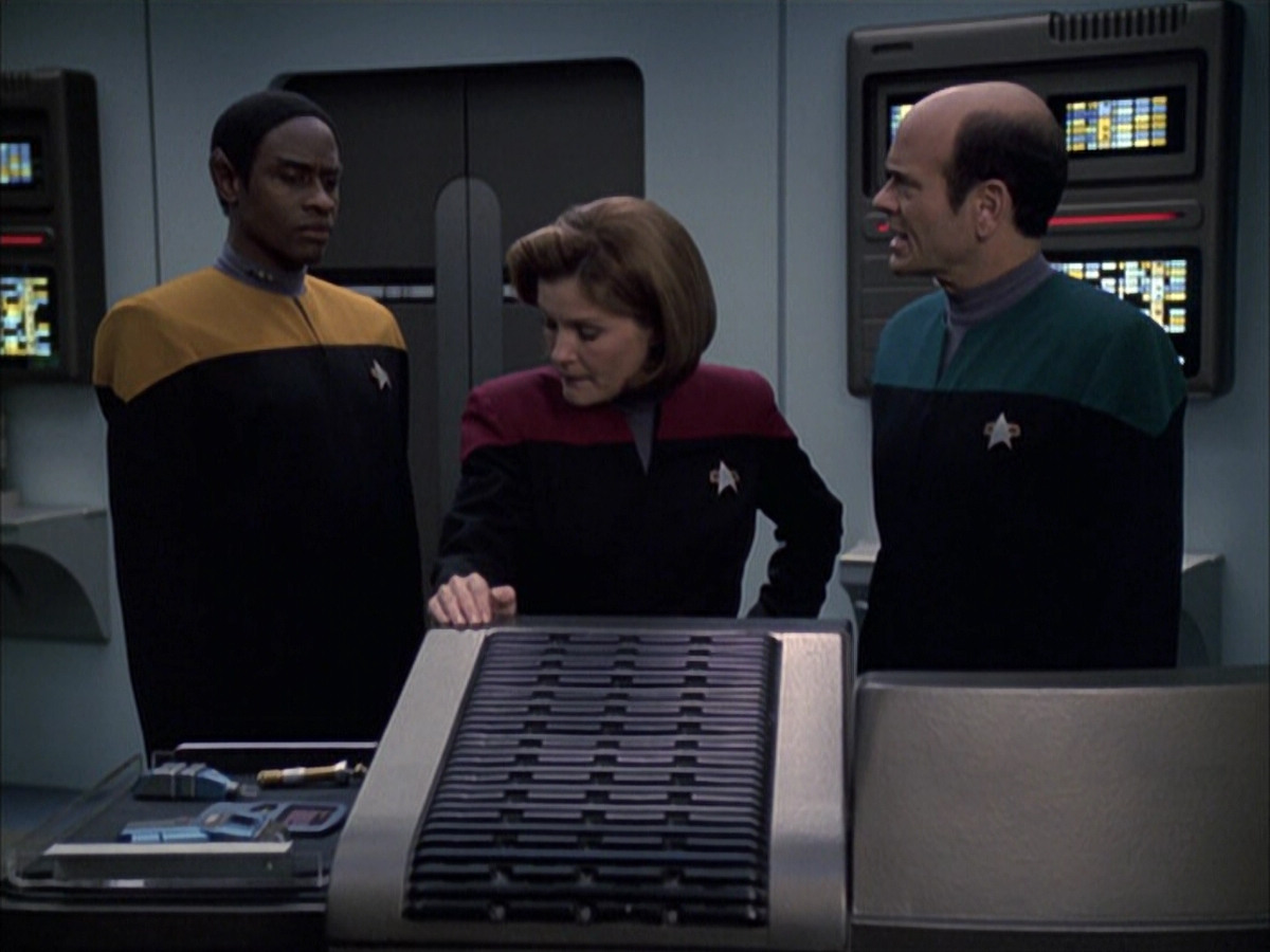 extant_StarTrek_VOY_6x16-Collective_01417.jpg