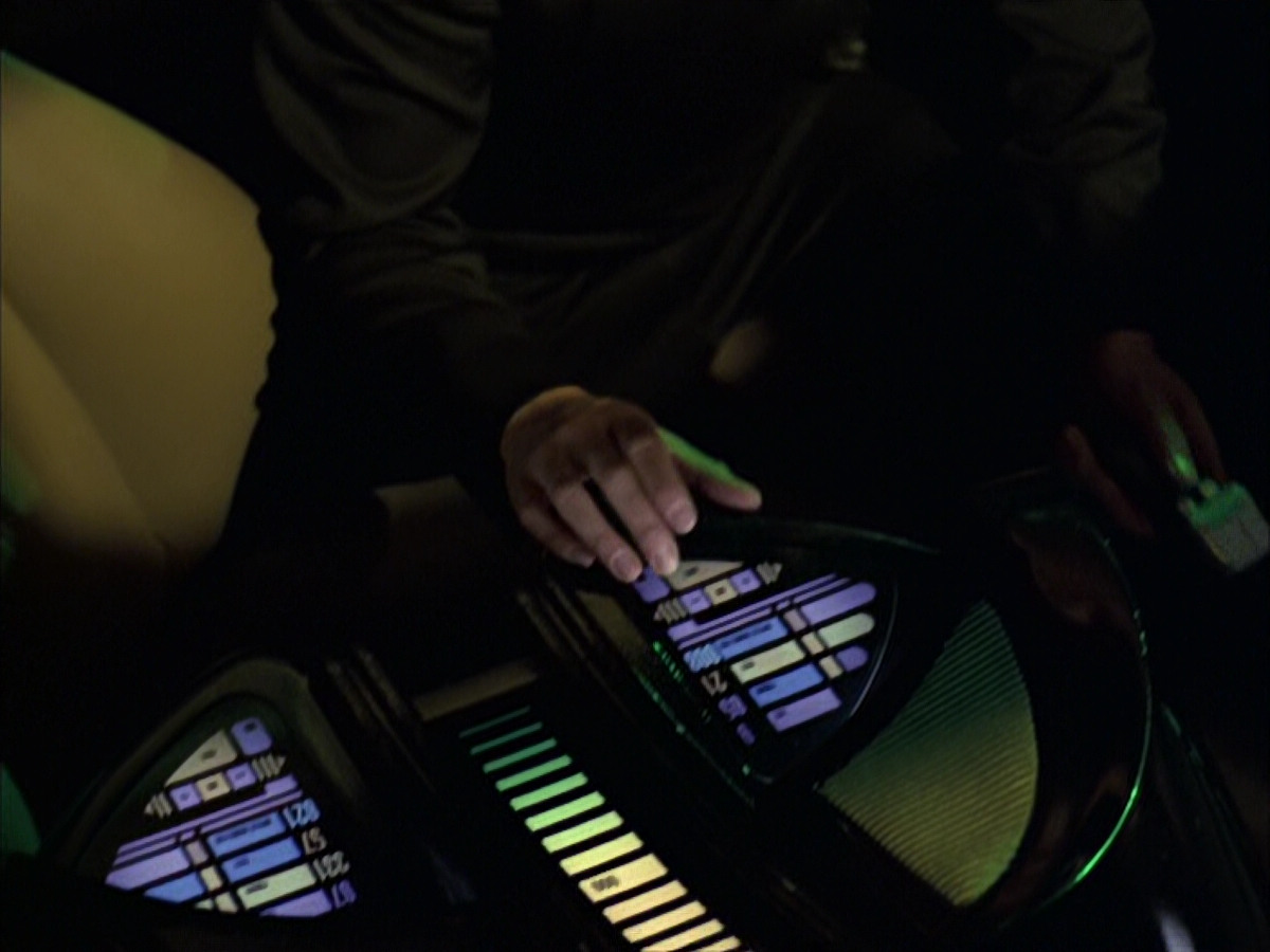 extant_StarTrek_VOY_6x16-Collective_01556.jpg