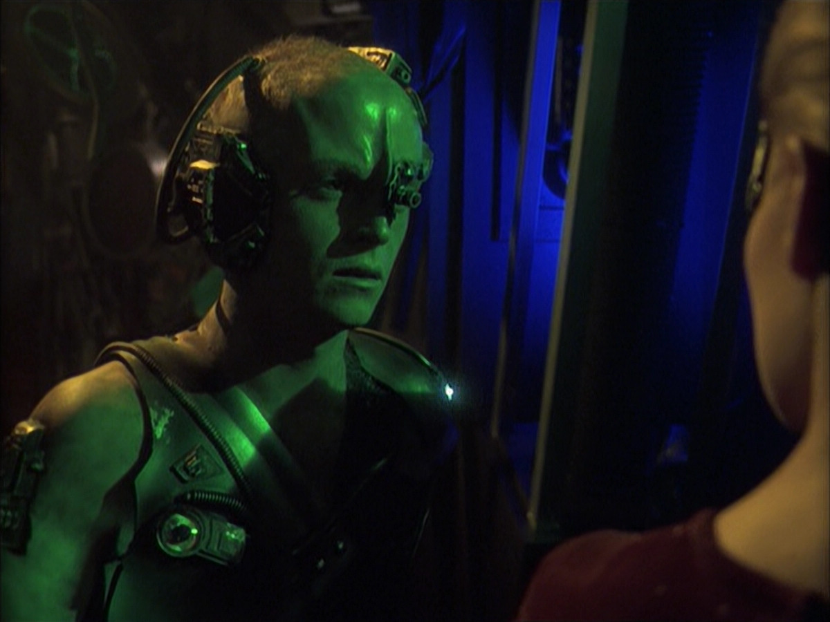 extant_StarTrek_VOY_6x16-Collective_01936.jpg