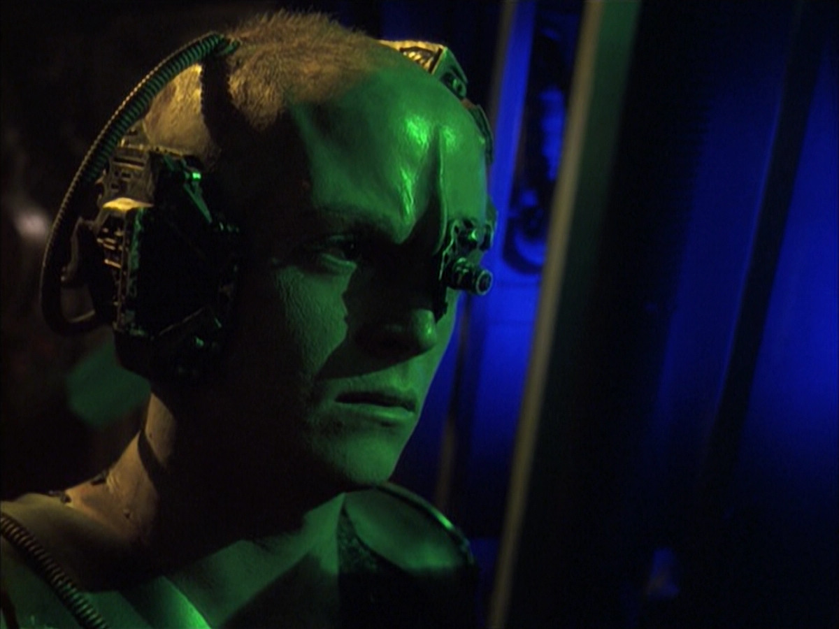 extant_StarTrek_VOY_6x16-Collective_01943.jpg