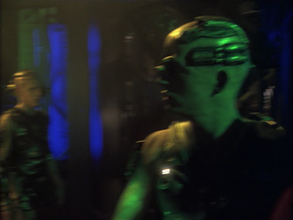 extant_StarTrek_VOY_6x16-Collective_02021.jpg