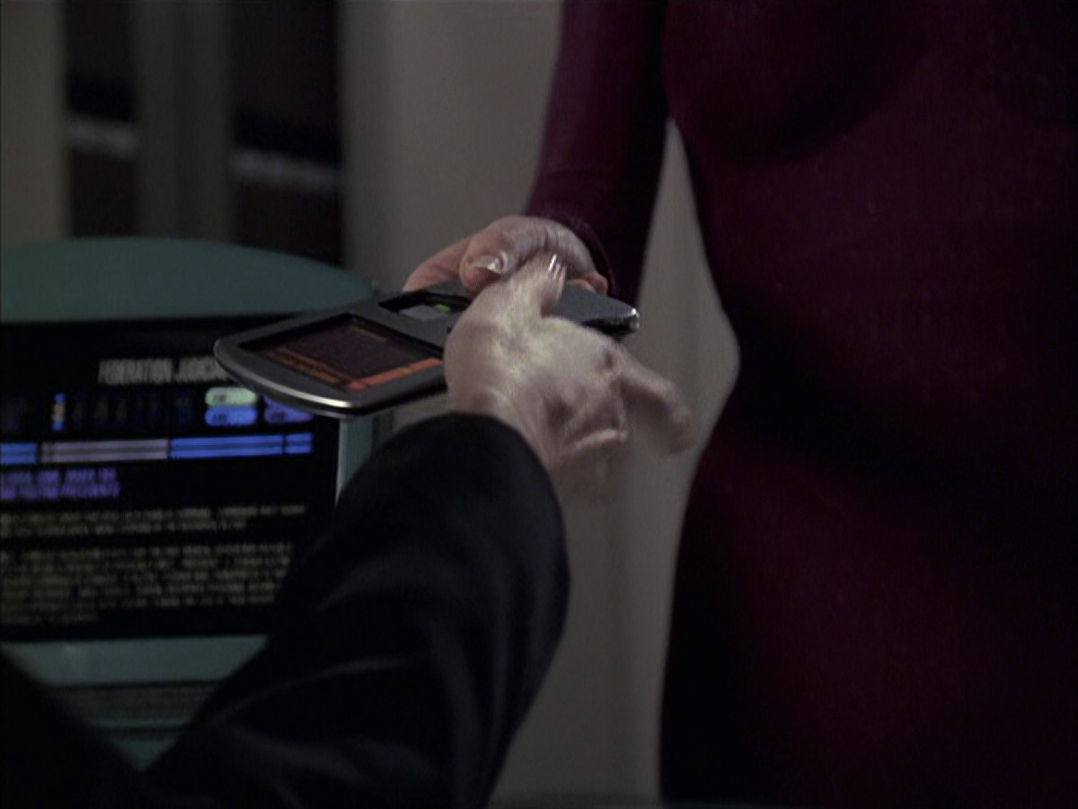extant_StarTrek_VOY_6x16-Collective_02069.jpg