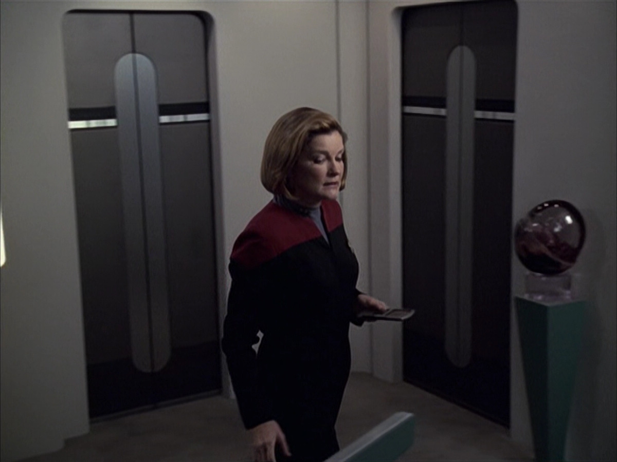 extant_StarTrek_VOY_6x16-Collective_02148.jpg