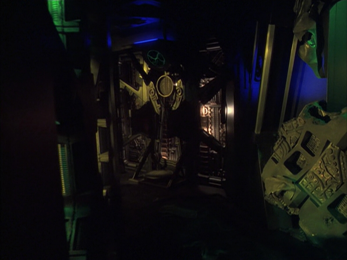 extant_StarTrek_VOY_6x16-Collective_02316.jpg