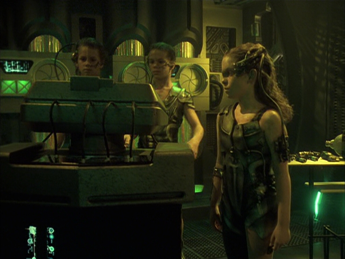 extant_StarTrek_VOY_6x16-Collective_02506.jpg